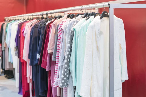 birçok bornoz herhangi bir renk. Raflar ve askılar pamuk ve bambu bornoz ile. Depodaki askı gömlekler.