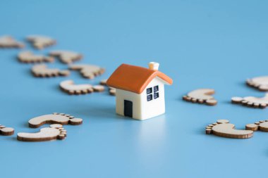 Eve dönen kavramı. Ayak izleri evine yol.