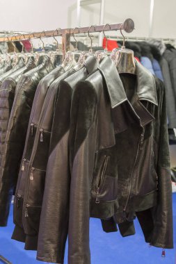 Deri ceketler askıları vasıl belgili tanımlık stok. Vasıl belgili tanımlık stok askı üzerinde çeşitli deri ceketler. dikey fotoğraf.