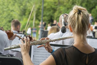 Flüt Parkta oynayan kız. kadın oyun flüt. oyun bir enstrüman flüt Event'de başladı. Flüt yakın çekim olduğunu.