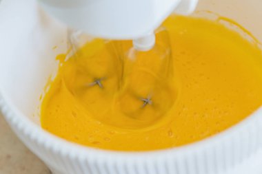 Yumurta yenerek elektrikli karıştırıcı çırpıcı