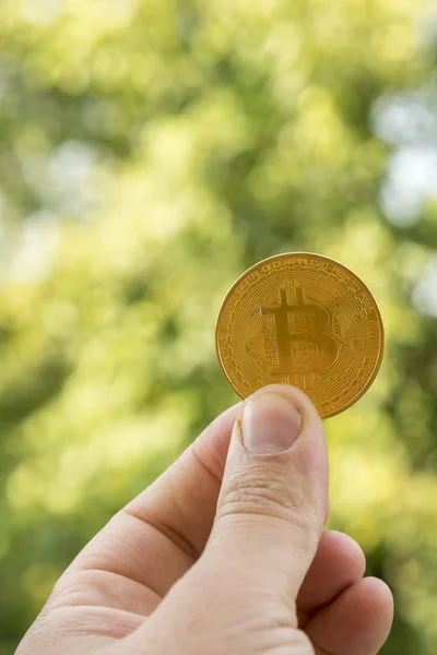 Bitcoin Hand Houden Met Gele Achtergrond Bitcoin Concept Wazig Kopiëren — Stockfoto