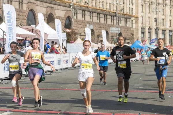 乌克兰 乌克兰09 2018 名运动员和业余爱好者正在奔跑 人们从事跑步 促进健康的生活方式 — 图库照片