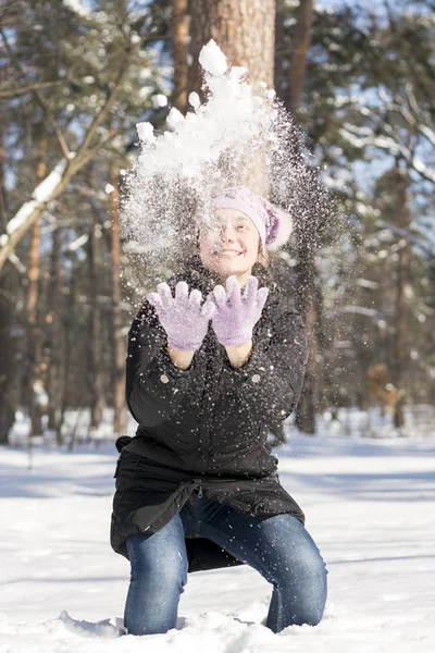 Dziewczyna Rzuca Śnieg Się Portret Pięknej Dziewczyny Rzucanie Śniegiem Zimą — Zdjęcie stockowe