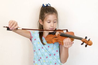 Sevimli öğrenci ilköğretim okulunda sınıfta keman çalıyor. Keman çalmaya kız.