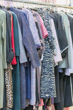 Bir perakende mağazası askı üzerinde renkli kadın kıyafetleri. Moda ve alışveriş kavramı. Askı giyim mağaza dikey fotoğraf ile.