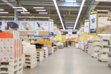Soyut bulanıklık süpermarket indirim mağazası koridor veya ürün rafları iç ufuk arka plan. Süpermarket koridor ve raflar içinde bulanık arka planı için.