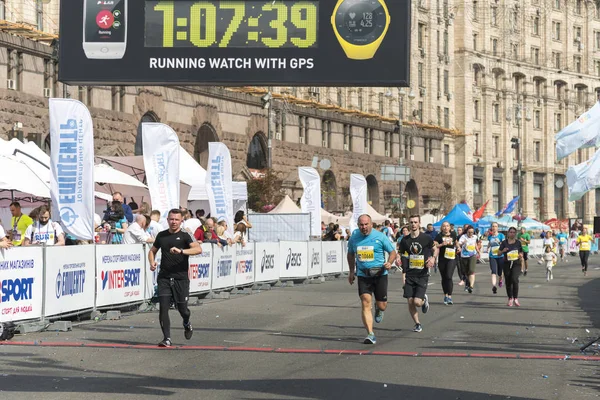 乌克兰 乌克兰09 2018 名运动员和业余爱好者正在奔跑 人们从事跑步 促进健康的生活方式 — 图库照片