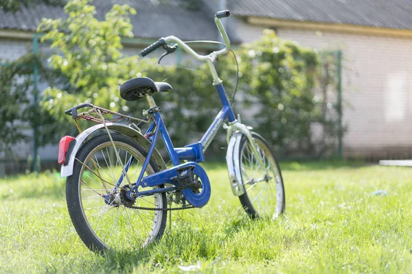 Çocuk Bisiklet Çim Bahçede Yeşil Çim Üzerinde Mavi Teen Bisiklet — Stok fotoğraf
