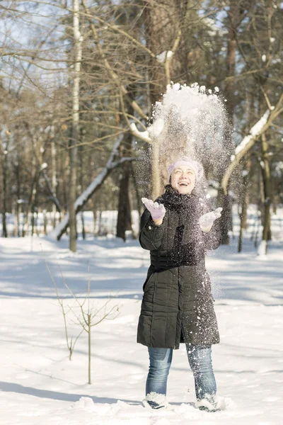 Portret Pięknej Dziewczyny Rzucanie Śniegiem Zimą Szczęśliwa Młoda Kobieta Odgrywa — Zdjęcie stockowe