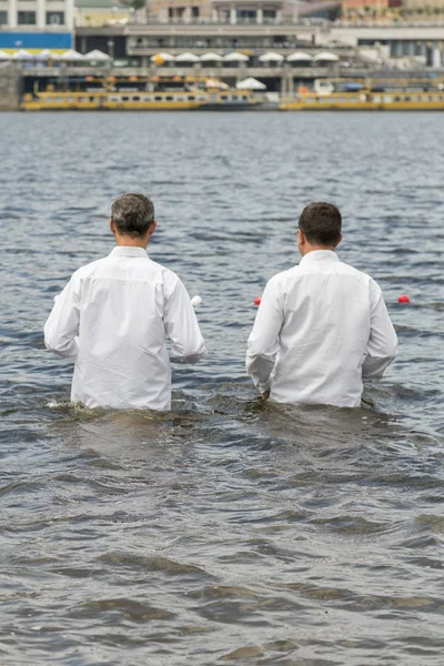 Dwóch Mężczyzn Białe Szaty Przejdź Rzeki Pionowe Zdjęcie — Zdjęcie stockowe