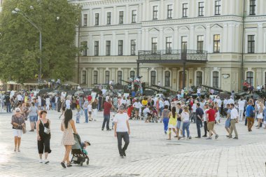 Kiev, Ukrayna. 24 Ağustos 2018. İnsanlar askeri teçhizat sergisinde