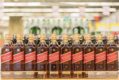 Kiev, Ukrayna. 15 Temmuz 2018. Şişe Johnnie Walker Scotch viski raflar Satılık hipermarket içinde saklayın. Viski süpermarkette rafta