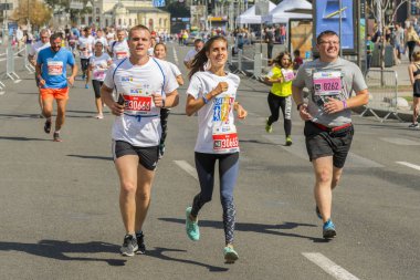 Ukrayna, Kiev, Ukrayna 09.09.2018 sporcular ve Amatör çalıştırıyorsunuz. İnsanlar içinde çalışan nişanlandık. Sağlıklı yaşam teşviki