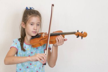 Sevimli öğrenci ilköğretim okulunda sınıfta keman çalıyor. Keman çalmaya kız