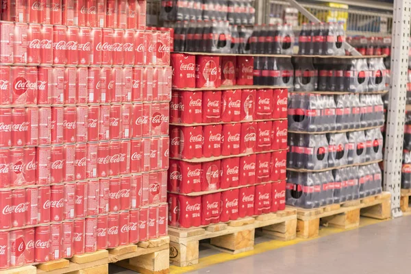 Kiev, Oekraïne. Augustus 28 2018. Coke in flessen op rij van plat beeldscherm te koop in supermarkt-supermarkt. Coca-Cola is, Coke, een koolzuurhoudende frisdrank, geproduceerd door The Coca-Cola Company — Stockfoto