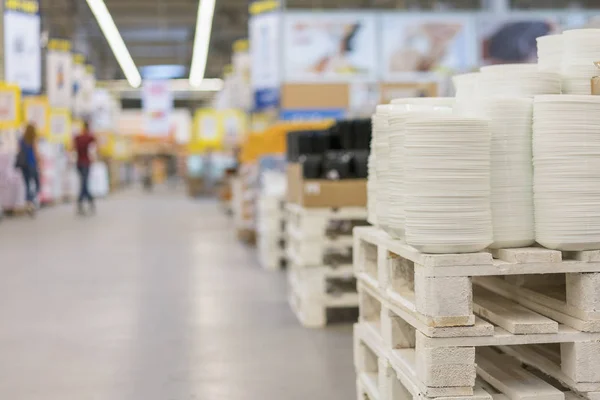 Muchos platos en el estante de la tienda de cocción conjunto blanco. Estantes en una variedad de platos blancos en la tienda. porcelana de cocina —  Fotos de Stock