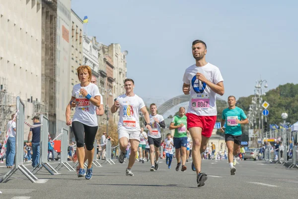 Ucrania, Kiev, Ucrania 09.09.2018 atletas y aficionados están corriendo. La gente se dedica a correr. Promoción de estilos de vida saludables —  Fotos de Stock