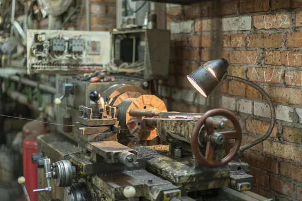 老机械在工厂从 mid-20th c. 工作机器工具。旧车床. — 图库照片
