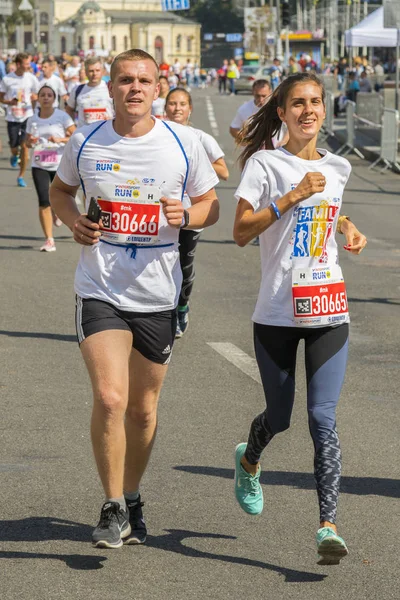 乌克兰、基辅、乌克兰09.09.2018 名运动员和业余爱好者正在奔跑。人们从事跑步。促进健康的生活方式。垂直照片. — 图库照片