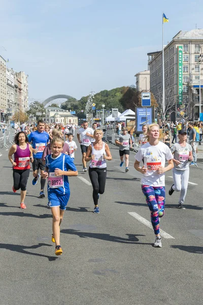 乌克兰、基辅、乌克兰09.09.2018 名运动员和业余爱好者正在奔跑。人们从事跑步。促进健康的生活方式。垂直照片. — 图库照片
