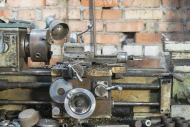Eski makine 20 c. çalışma makine aracından bir fabrikada. Eski Torna