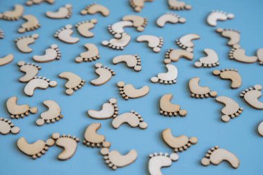 Mavi bir arka plan üzerinde ayak izleri. Ahşap izlemeler mavi bir arka plan üzerinde dağınık vardır. Yolları ve gol bulma kavramı