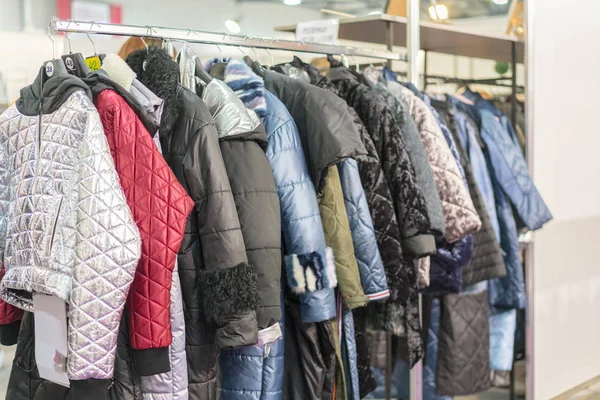 Chaqueta Invierno Venta Invierno Perchero Abrigos Mujer Perchas Una Tienda —  Fotos de Stock