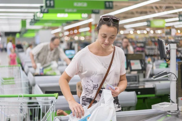 Kobieta Średnim Wieku Przy Kasie Supermarkecie Kobieta Liczy Kasie Supermarkecie — Zdjęcie stockowe