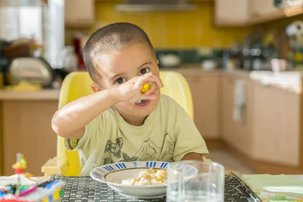Çocuk 2 yıl püresi yiyor. Çocuk tablo. Çocuğun bağımsızlık kavramı. Yulaf lapası yemek mutlu küçük çocuk. Küçük çocuk masada kahvaltı.