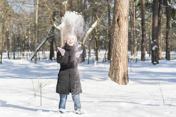 Zima Snow Fight Szczęśliwy Dziewczyna Rzucanie Śniegiem Gry Zewnątrz Radosne — Zdjęcie stockowe