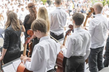 Erkekler bir çello bir Orkestrası ile