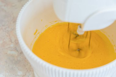 Elektrikli karıştırıcı Çırpıcı yumurta dayak. Yemek, yumurta bir kapta elektrikli çırpma teli ile kırbaçlanan, yakın çekim.