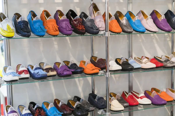 Mocasines Cuero Multicolor Estante Tienda Zapatos Cuero Para Hombres Mujeres — Foto de Stock