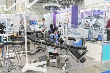 Kiev, Ukrayna. 5 Ekim 2018. Jinekolojik ekipman Sergisi. Genicologic sandalye.