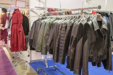 Deri ceketler askıları vasıl belgili tanımlık stok. Vasıl belgili tanımlık stok askı üzerinde çeşitli deri ceketler