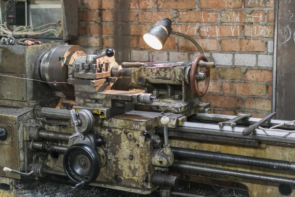 Eski makine 20 c. çalışma makine aracından bir fabrikada. Eski Torna. — Stok fotoğraf