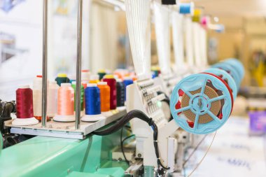 Bir üretim tesisi terzilik için profesyonel bir daktilo, yakın çekim. Tekstil: Endüstriyel brode makinesi. Bilgisayarlı nakış makineleri.