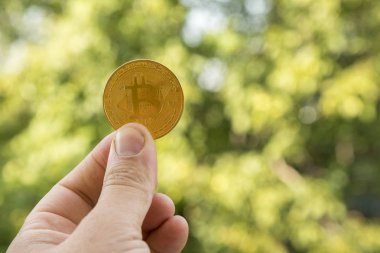 Bitcoin elinde tutan yeşil görüntü arka plan, bitcoin kavramı, kopya alanı ile. El bitcoin tutar