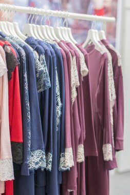 Giyim konsept YTL'den satılır. Bayan Pijama askılar giysileri üzerinde depolamak. Pijama dükkanda. Reklam, satış, moda kavramı. Alışveriş, moda giyim tarzı ve insanlar kavramı