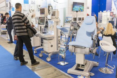 Kiev, Ukrayna. 5 Ekim 2018. Tıbbi Sergisi. Jinekolojik ekipman Sergisi. Genicologic sandalye