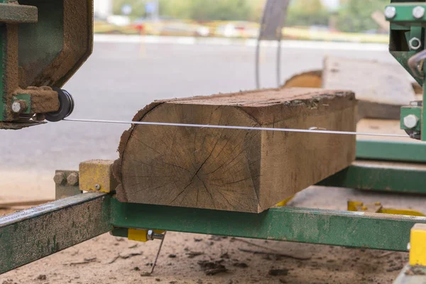 제재소 제재소 기계로 통나무를 가공하는 과정에서 널빤지 위에서 나무줄기를 톱으로 — 스톡 사진