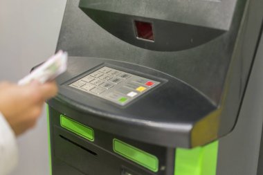 Finans, para, banka ve insanlar kavramı - yakın el cüzdan nakit para çekme makinesi çekilmesi ile. El ile para atm.