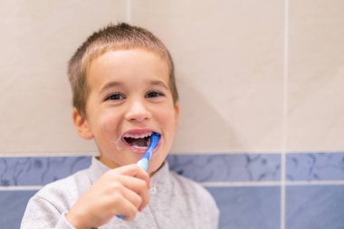 Şirin yürümeye başlayan çocuk banyoda dişlerini fırçalıyor. Çocuk sağlıklı kalmak nasıl öğrenme. Sağlık kavramı