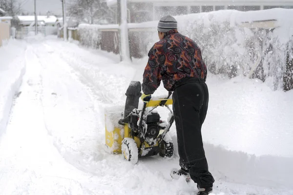 Mannen Operativa Snöslunga För Att Bort Snö Uppfarten Man Rengöra — Stockfoto