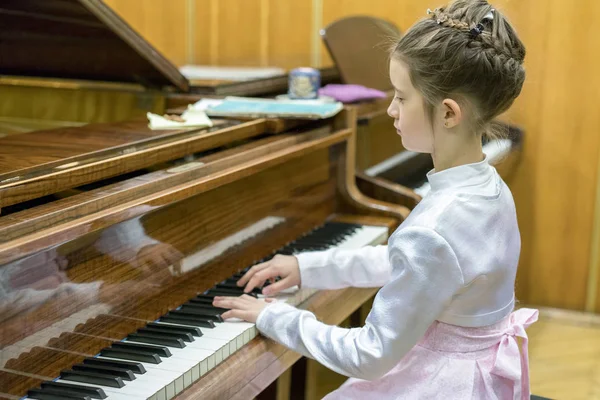 Uma Menina Vestido Bonito Toca Piano Cauda Marrom — Fotografia de Stock