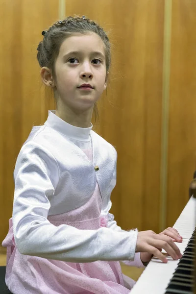 Молодая Девушка Играет Пианино Девушка Красивом Платье Играет Коричневом Рояле — стоковое фото