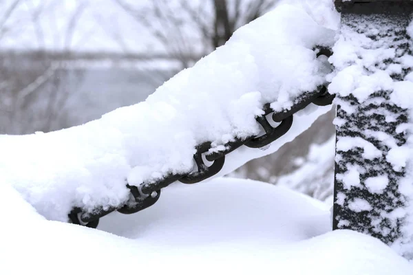 Schneebedeckte Metallkette Auf Dem Weißen Schneebedeckten Hintergrund — Stockfoto