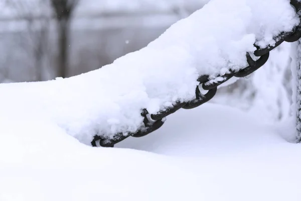 Schneebedeckte Metallkette Auf Dem Weißen Schneebedeckten Hintergrund — Stockfoto