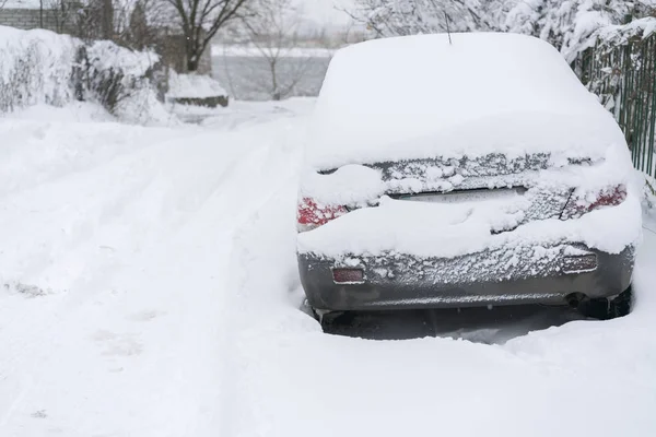 Araba taze beyaz karla kaplı. Araba kaplı kar kış gününde donmuş, açık pencere cam ve başlık göster.